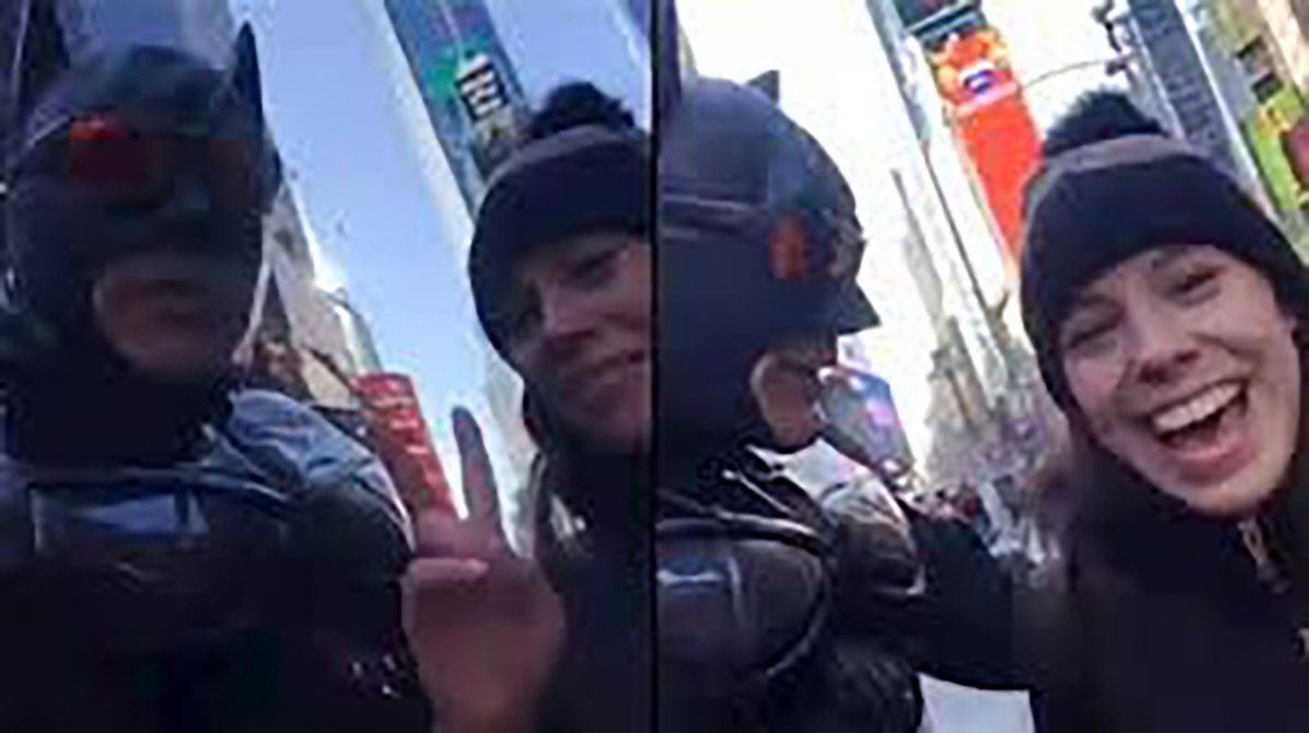 El encuentro entre el Batman de Time Square y una turista peronista en Nueva York, el video que se volvió viral
