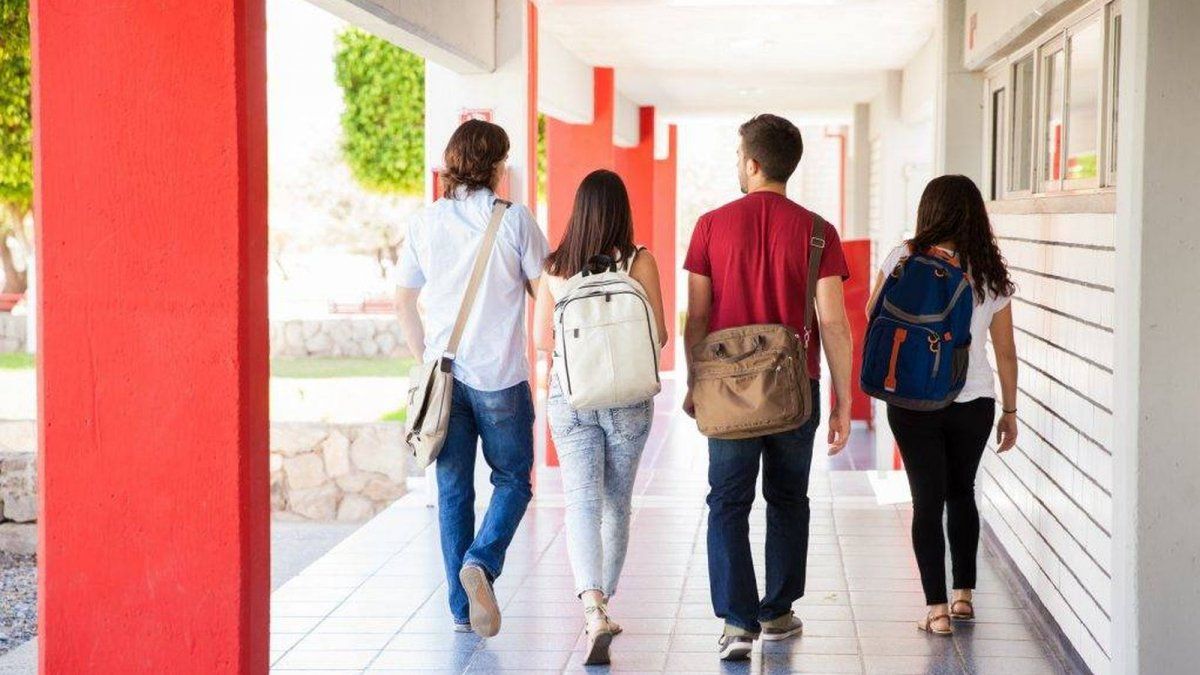 Maestra envió un video sexual de ella a 200 alumnos: Yo no fui