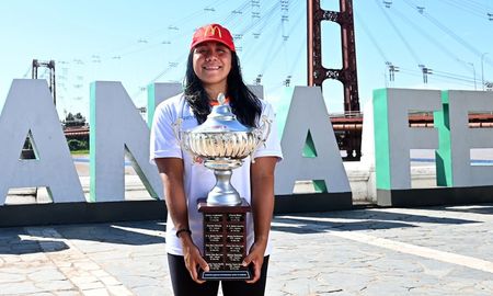 Mayte Puca y su merecida foto con el trofeo de la Maratón Santa Fe-Coronda. Mayte Puca y su merecida foto con el trofeo de la Maratón Santa Fe-Coronda.