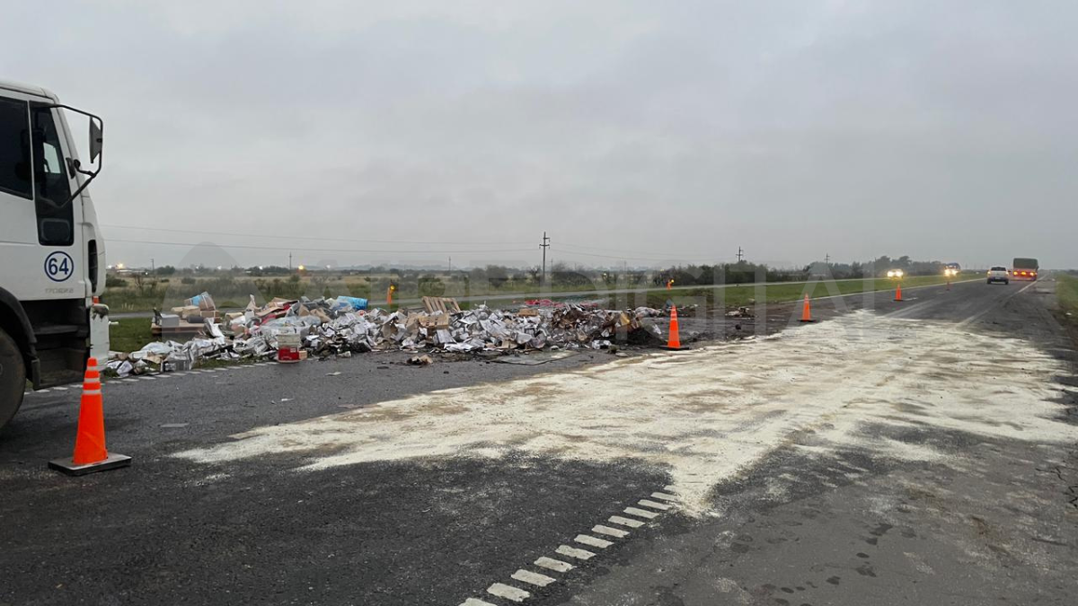 El camión volcó a la altura del km 132 de la autopista Santa Fe-Rosario