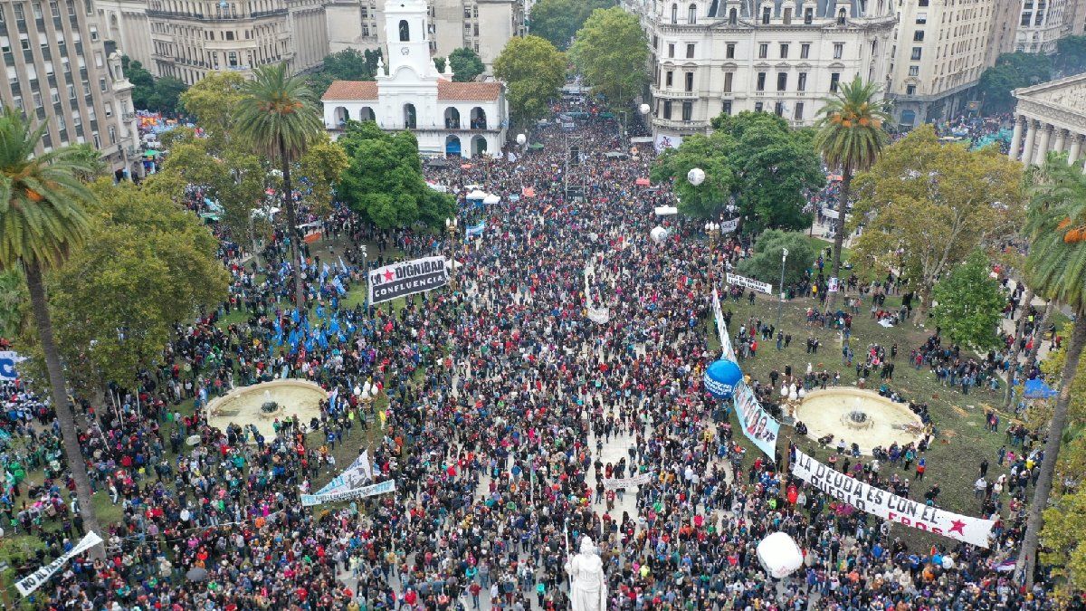 Una multitud se congrega en Plaza de Mayo para conmemorar el Día de la Memoria. 