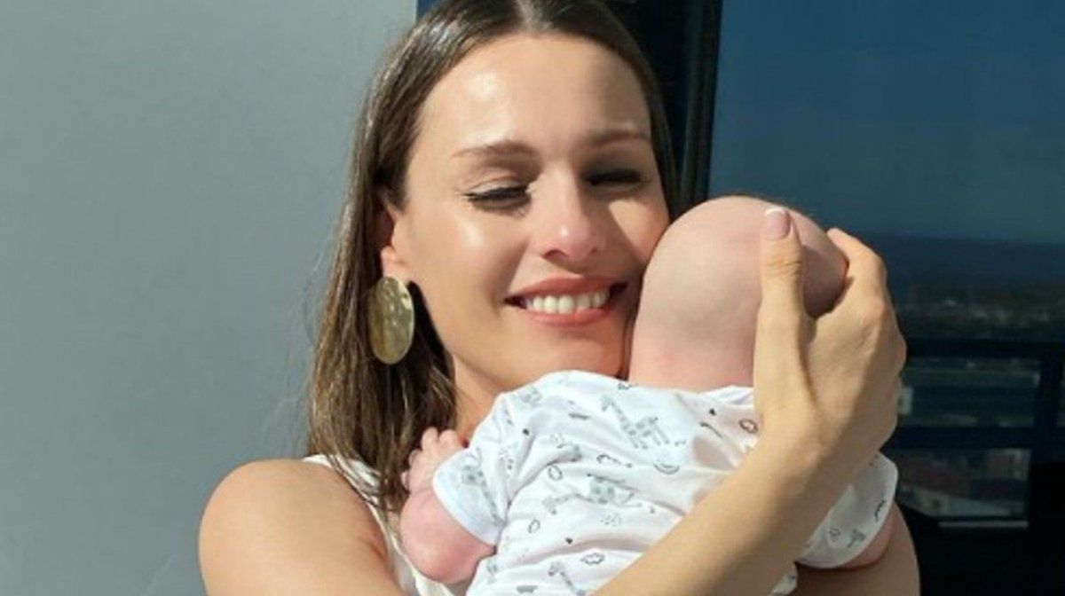 Pampita emocionó a sus seguidores cuando contó que tendría una nena.