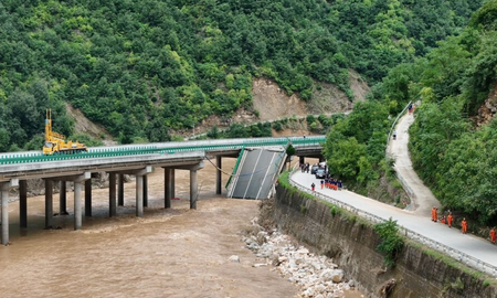 El colapso del puente en la ciudad de China dejó caer 25 vehículos al río. El colapso del puente en la ciudad de China dejó caer 25 vehículos al río.