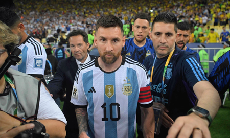 Argentina vs. Brasil: el gesto histórico de Lionel Messi en pleno escándalo en el Maracaná Argentina vs. Brasil: el gesto histórico de Lionel Messi en pleno escándalo en el Maracaná