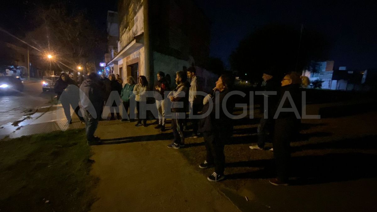 Decenas de vecinos se reunieron frente al paseo ubicado en el sector de la vías, identificado como el punto donde surgen los hechos de inseguridad. Decenas de vecinos se reunieron frente al paseo ubicado en el sector de la vías, identificado como el punto donde surgen los hechos de inseguridad.