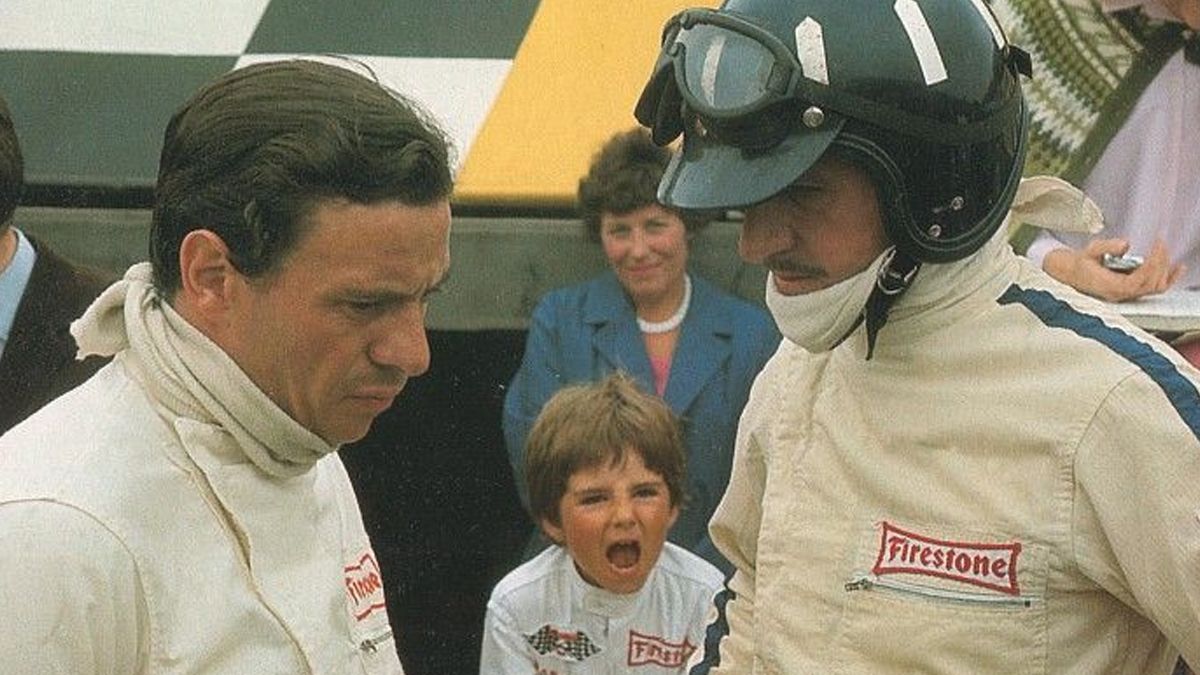 Graham Hill (que siempre llevaba a Damon a todas las carreras) volvió a Lotus como coequiper del bicampeón Jim Clark.