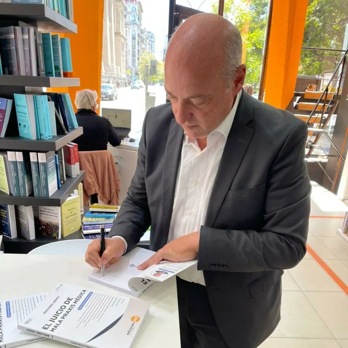 Marcelo Lubieniecki firmando un ejemplar de su libro Marcelo Lubieniecki firmando un ejemplar de su libro