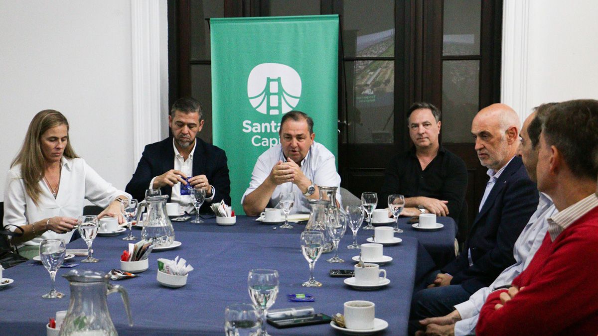 El intendente de Santa Fe, Juan Pablo Poletti, continuó con la ronda de consultas con entidades y organizaciones de diferentes ámbitos de la ciudad de Santa Fe. El intendente de Santa Fe, Juan Pablo Poletti, continuó con la ronda de consultas con entidades y organizaciones de diferentes ámbitos de la ciudad de Santa Fe.