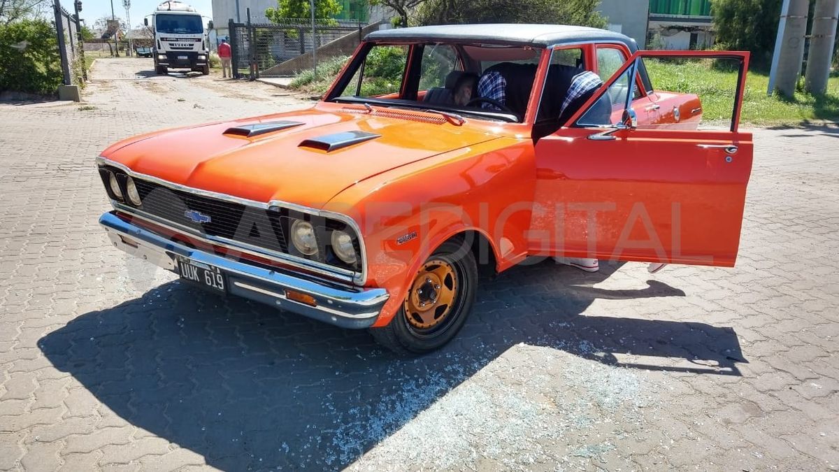 El conductor del auto estacionó el coche donde pudo para poder quitar los vidrios del interior.