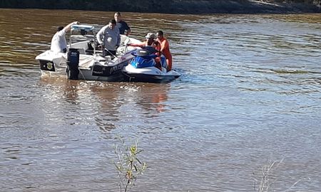 Este lunes personal policial y de Buzos Tácticos de Santa Fe encontraron los cuerpos de dos personas ahogadas en aguas del río Salado. Este lunes personal policial y de Buzos Tácticos de Santa Fe encontraron los cuerpos de dos personas ahogadas en aguas del río Salado.