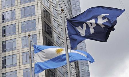 YPF domina más del 50% de la capacidad de refinación del país y cuenta con el 30% de las reservas de hidrocarburos. YPF domina más del 50% de la capacidad de refinación del país y cuenta con el 30% de las reservas de hidrocarburos.