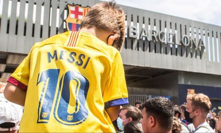 Socios del Barcelona quieren impedir que el Paris Saint-Germain contrate a Lionel Messi. Socios del Barcelona quieren impedir que el Paris Saint-Germain contrate a Lionel Messi.