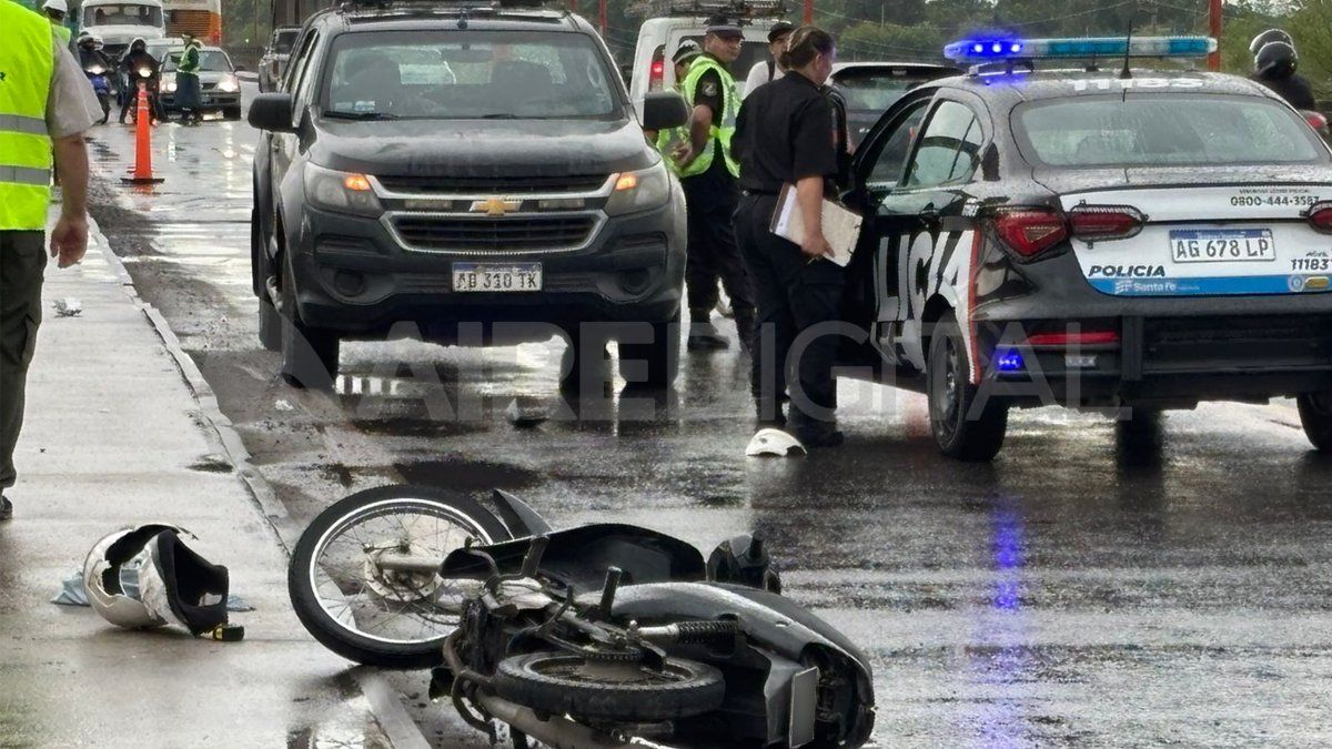 El día en que se rehabilitó el tránsito sobre el Puente Carretero, un motociclista terminó accidentado por un bache sobre la calzada. El día en que se rehabilitó el tránsito sobre el Puente Carretero, un motociclista terminó accidentado por un bache sobre la calzada.