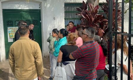 Padres reclamaron seguridad con un abrazo simbólico en la escuela Cao tras una seguidilla de robos en la institución del norte de la ciudad de Santa Fe. Padres reclamaron seguridad con un abrazo simbólico en la escuela Cao tras una seguidilla de robos en la institución del norte de la ciudad de Santa Fe.