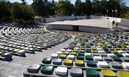 El Anfiteatro del Parque Sur ahora tiene butacas. El Anfiteatro del Parque Sur ahora tiene butacas.