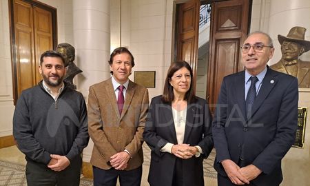 Mariano Cuvertino, Martin Vigo Lamas, Clara García y Miguel Simioni en la Legislatura de Santa Fe. Mariano Cuvertino, Martin Vigo Lamas, Clara García y Miguel Simioni en la Legislatura de Santa Fe.