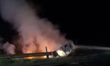 El automóvil se prendió fuego tras volcar. El automóvil se prendió fuego tras volcar.