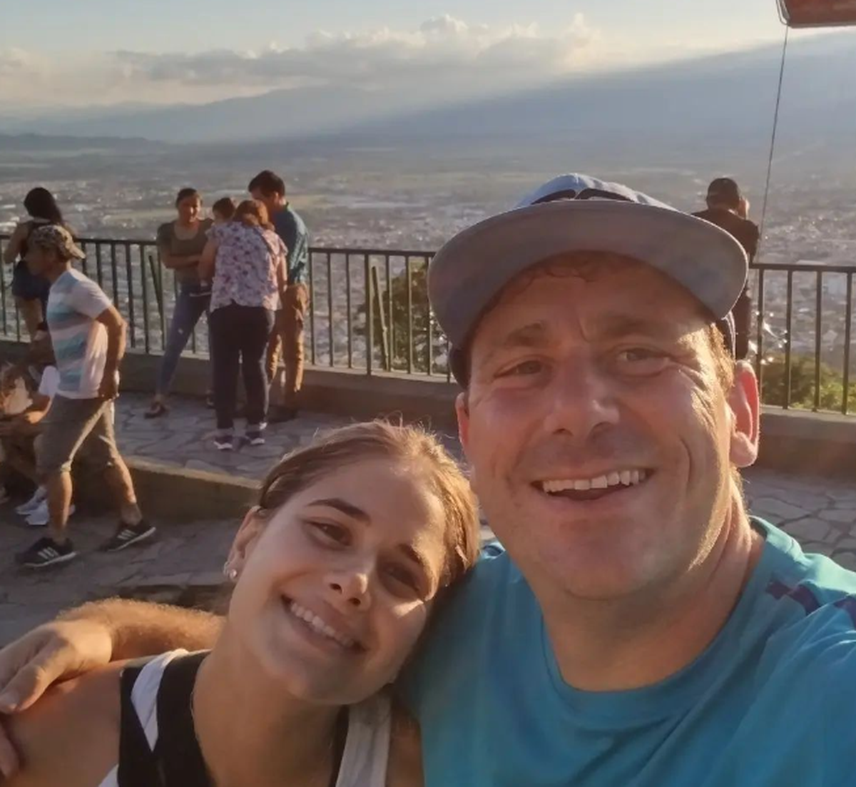 Julieta Illescas junto con su padre. Julieta Illescas junto con su padre.