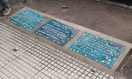 En Santa Fe hay más de 60 baldosas colocadas. Desde el Foro contaron que algunas están en las escuelas Normal y Industrial, en las plazas Escalante y del Soldado, en el Foro Universitario y en las casas de las Madres de Plaza de Mayo de Santa Fe Otilia Acuña y Ramonita Maldonado. En Santa Fe hay más de 60 baldosas colocadas. Desde el Foro contaron que algunas están en las escuelas Normal y Industrial, en las plazas Escalante y del Soldado, en el Foro Universitario y en las casas de las Madres de Plaza de Mayo de Santa Fe Otilia Acuña y Ramonita Maldonado.