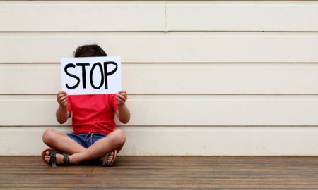 Un tribunal de la India dictaminó que tocar a un niño por encima de su ropa no es agresión sexual Un tribunal de la India dictaminó que tocar a un niño por encima de su ropa no es agresión sexual