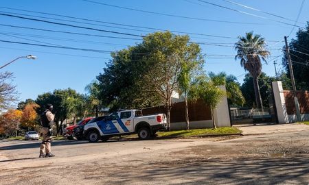 El sábado, agentes de la Prefectura allanaron la casa del presunto proveedor y le secuestraron varios automoviles. El sábado, agentes de la Prefectura allanaron la casa del presunto proveedor y le secuestraron varios automoviles.