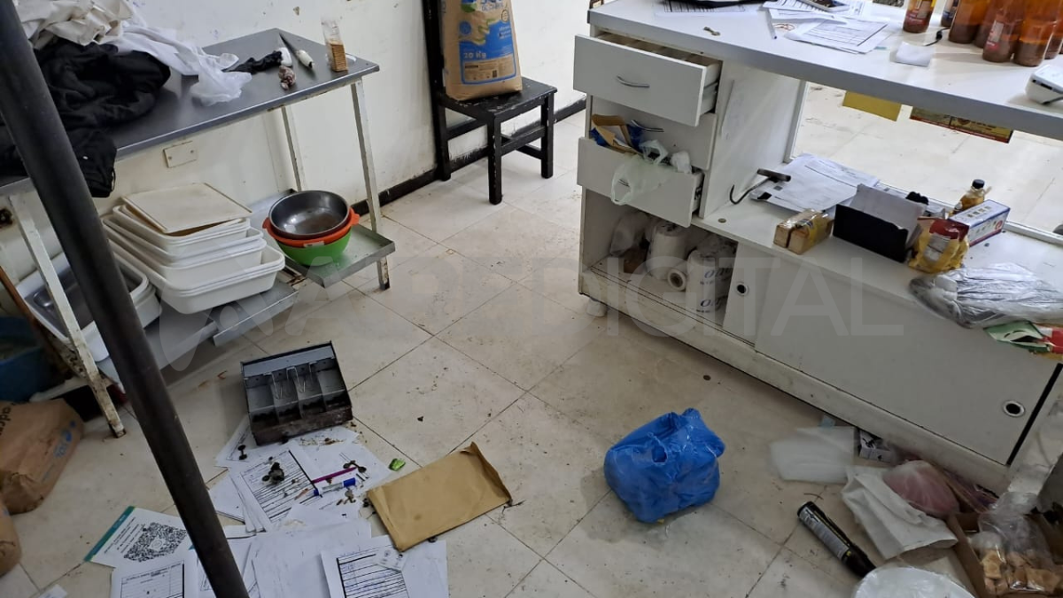 El ladrón ingresó al comercio y provocó un importante desorden. El ladrón ingresó al comercio y provocó un importante desorden.