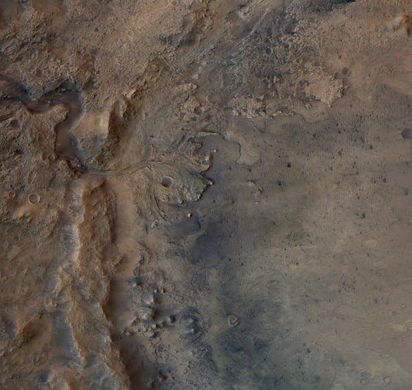 Zona de operaciones del Perseverance en cráter Jezero. El cauce seco del río se ve en la parte superior izquierda, con el abanico de sedimentos del delta en su desembocadura. Mars Express/ESA/DLR/FU-Berlin