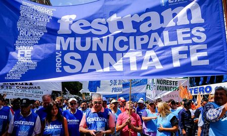 Trabajadores municipales, representantes de intendentes y presidentes comunales y el gobierno provincial vuelven a reunirse en el marco de las negociaciones paritarias. Trabajadores municipales, representantes de intendentes y presidentes comunales y el gobierno provincial vuelven a reunirse en el marco de las negociaciones paritarias.