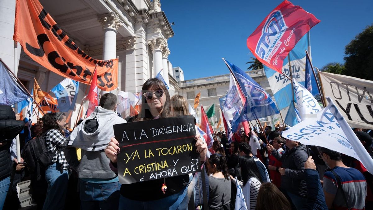 Luego de que un hombre gatillara a pocos centímetros del rostro de Cristina Fernández
