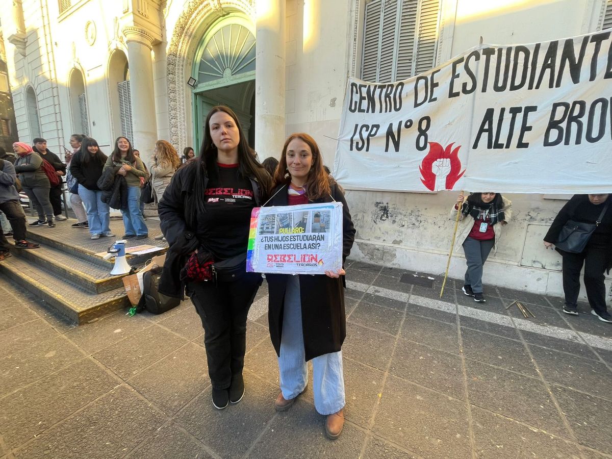 Los estudiantes reclamaron por obras edilicias y avances en el nuevo edificio. Los estudiantes reclamaron por obras edilicias y avances en el nuevo edificio.