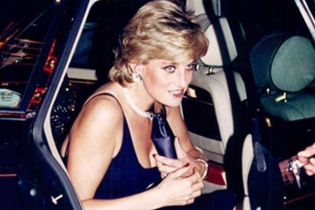 lady 1 640x427.jpg