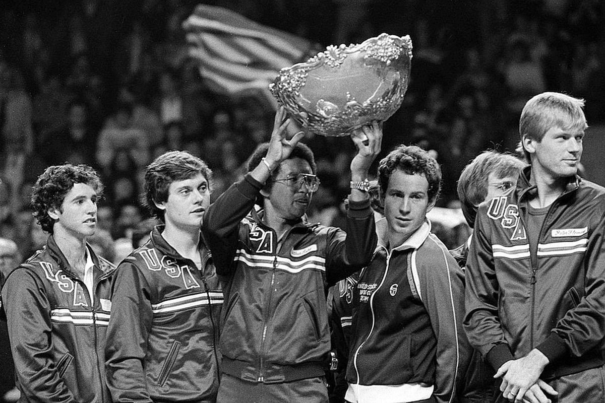 Entre 1981 y 1984, se desempeñó como capitán del equipo de la Copa Davis de su país, con el que conquistó las ediciones de 1981 (en la foto) y 1982. De izquierda derecha, Eliot Teltscher, Roscoe Tanner, Arthur Ashe, John McEnroe, y Peter Fleming. Entre 1981 y 1984, se desempeñó como capitán del equipo de la Copa Davis de su país, con el que conquistó las ediciones de 1981 (en la foto) y 1982. De izquierda derecha, Eliot Teltscher, Roscoe Tanner, Arthur Ashe, John McEnroe, y Peter Fleming.
