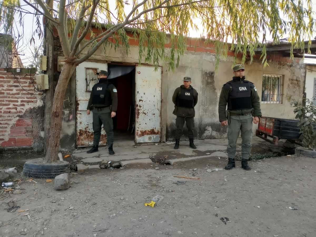 Un importante operativo de fuerzas federales se desarrolló el viernes por la tarde en distintos puntos de la ciudad de Santa Fe, con múltiples allanamientos simultáneos en los barrios Villa del Parque y Barranquitas Sur. Un importante operativo de fuerzas federales se desarrolló el viernes por la tarde en distintos puntos de la ciudad de Santa Fe, con múltiples allanamientos simultáneos en los barrios Villa del Parque y Barranquitas Sur.