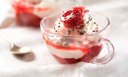 Copa helada de chantilly para palpitar el verano, con la receta de Maru Botana. Copa helada de chantilly para palpitar el verano, con la receta de Maru Botana.