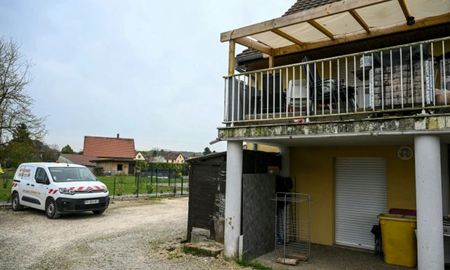La camioneta permanecía en un patio compartido por varias viviendas, donde el padre simulaba una vida familiar normal junto a su pareja y otras dos menores. La camioneta permanecía en un patio compartido por varias viviendas, donde el padre simulaba una vida familiar normal junto a su pareja y otras dos menores.
