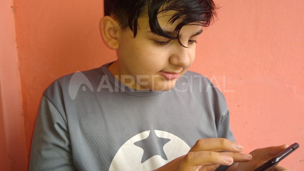 Fabrizio Cortéz comienza sus ilustraciones a mano alzada y luego la digitaliza con aplicaciones que tiene en su celular.