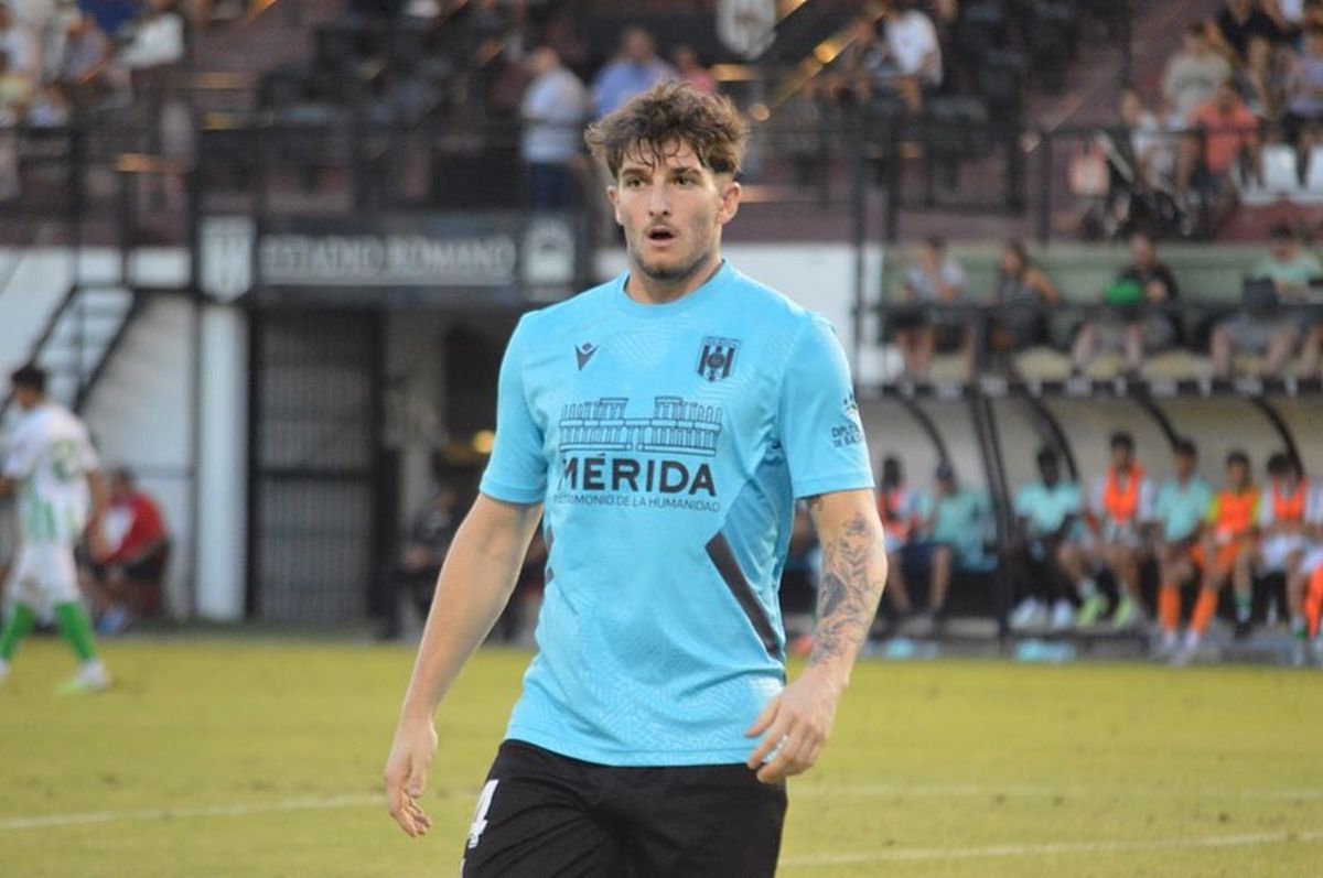 Claudio Peralta defendiendo los colores del Mérida, equipo del ascenso español. Claudio Peralta defendiendo los colores del Mérida, equipo del ascenso español.