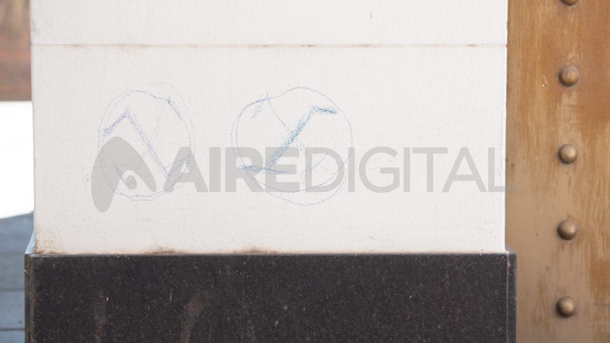 En un memorial de las víctimas del holocausto fueron marcadas tres cruces esvásticas con piedras sobre la pared blanca, a los costados de una puerta de madera.