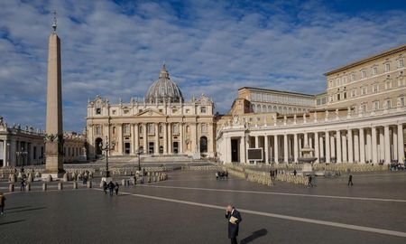 La plaza de San Pedro está mucho más vacía de lo habitual La plaza de San Pedro está mucho más vacía de lo habitual