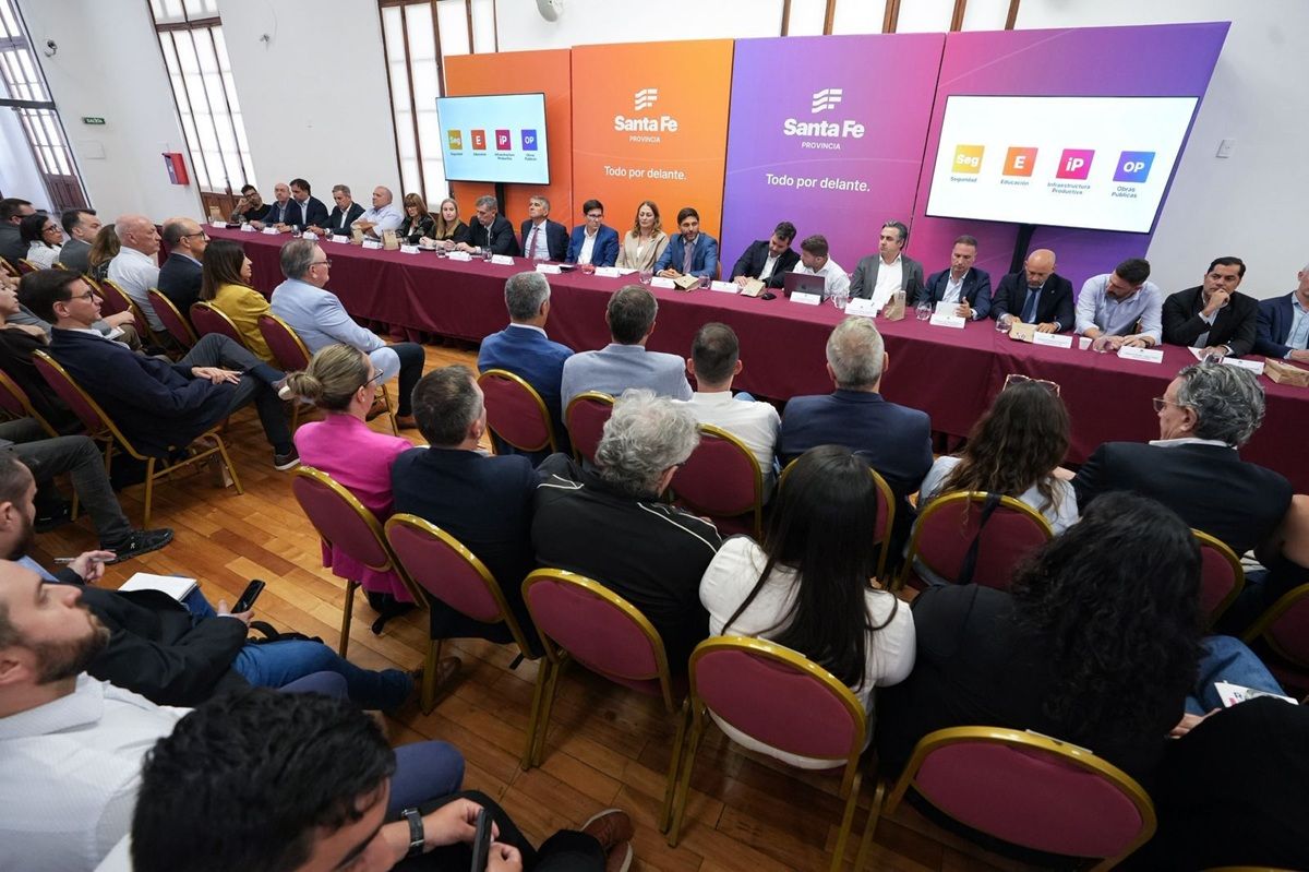 En la ciudad de Rosario, se realizó una reunión de Gabinete ampliado que congregó a unas 80 personas. En la ciudad de Rosario, se realizó una reunión de Gabinete ampliado que congregó a unas 80 personas.