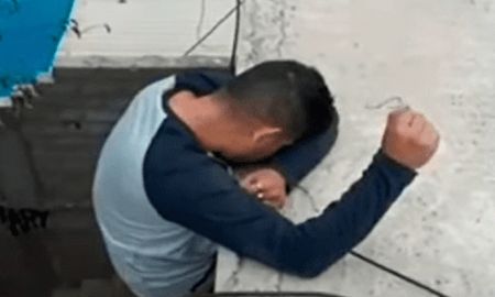 Video viral: joven entró a robar a una casa y perdió el celular con la tesis. Video viral: joven entró a robar a una casa y perdió el celular con la tesis.