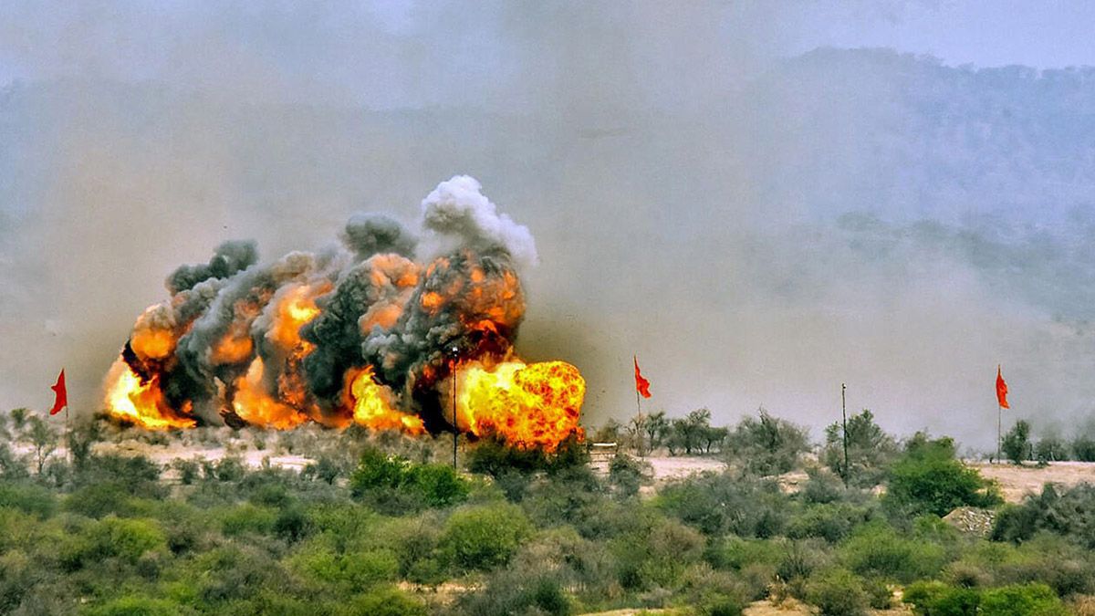 El ejército de la India bombardeó nueve supuestas bases terroristas ubicadas en Pakistán y en la región de Cachemira bajo control del gobierno de Islamabad. 