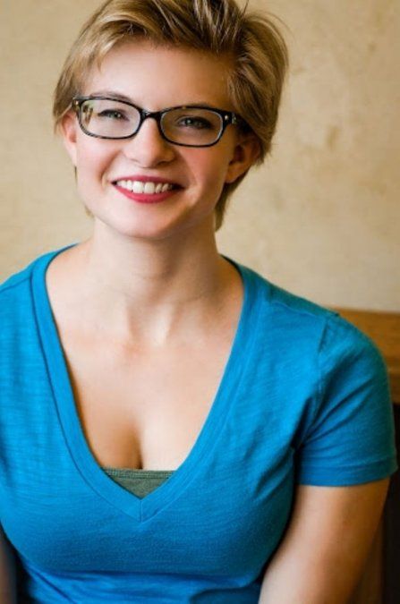 su melena sigue siendo rubia pero mucho más corta