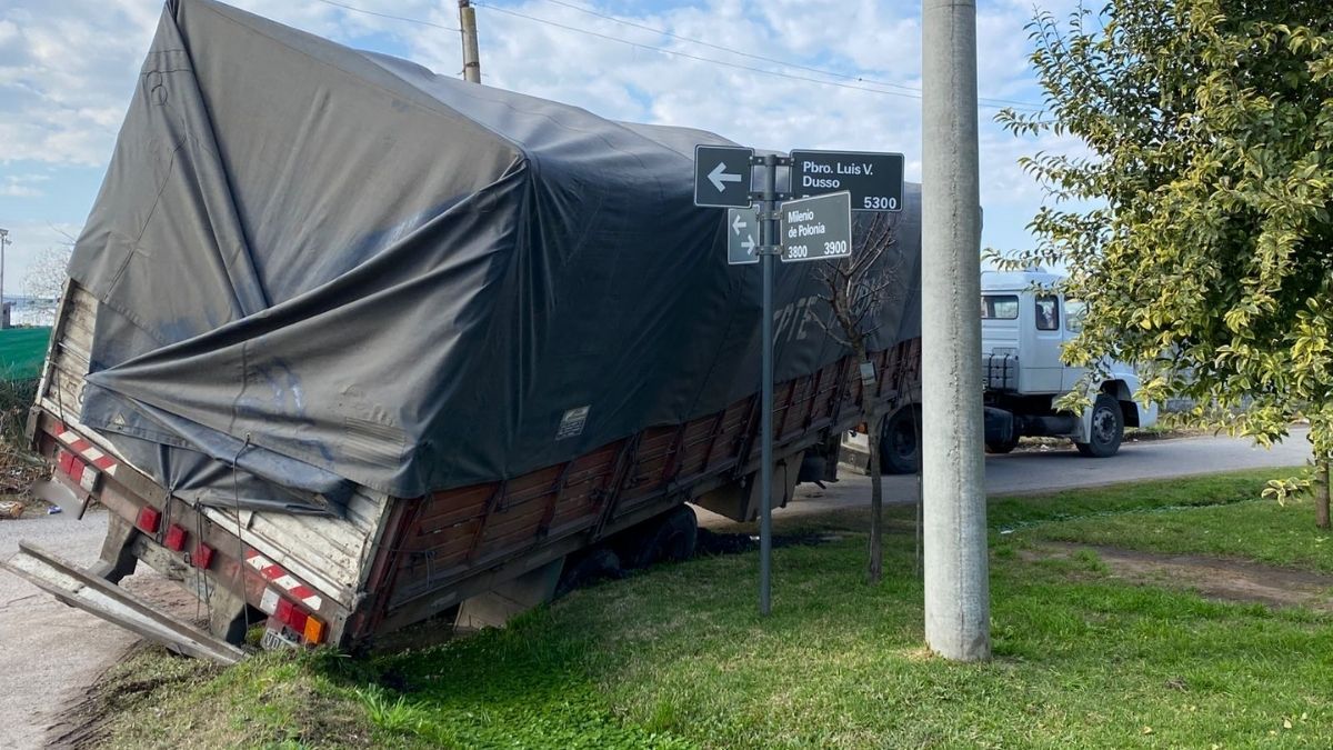 Así quedó el semi tras al asalto y la maniobra del camionero por intentar evitarlo. Así quedó el semi tras al asalto y la maniobra del camionero por intentar evitarlo.