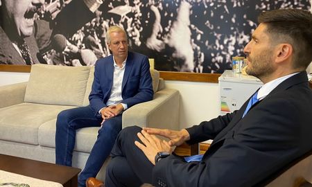 El legislador nacional tomó la decisión tras una reunión con el gobernador electo Maximiliano Pullaro. El legislador nacional tomó la decisión tras una reunión con el gobernador electo Maximiliano Pullaro.