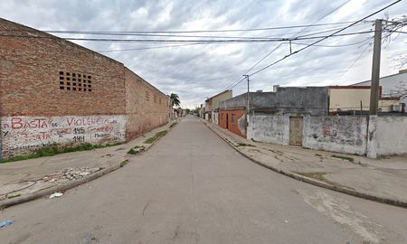 La víctima caminaba por el pasaje Falucho al 4.200 cuando el atacante la tomó por la fuerza y la obligó a ingresar a una vivienda. La víctima caminaba por el pasaje Falucho al 4.200 cuando el atacante la tomó por la fuerza y la obligó a ingresar a una vivienda.