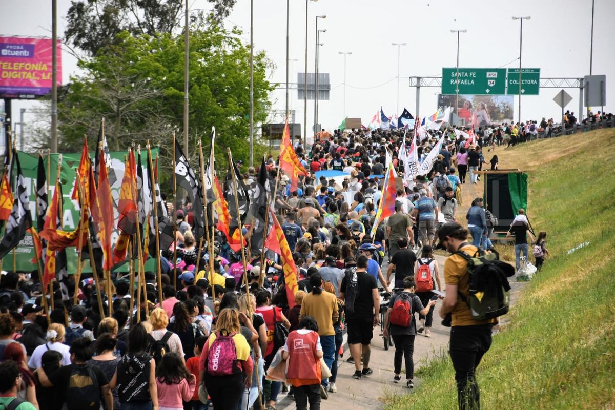 Con una multitud comenzó el acto nacional por los humedales y cortaron el Puente Rosario - Victoria