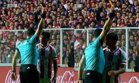 Picante cruce cara a cara del árbitro Fernando Espinoza con un jugador de Unión Picante cruce cara a cara del árbitro Fernando Espinoza con un jugador de Unión