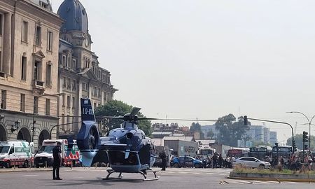 Una oficial de la Policía de la Ciudad de Buenos Aires fue gravemente herida al enfrentarse a tiros con al menos un delincuente en la estación Retiro de la Línea C del Subte y fue trasladada en helicóptero al Hospital Churruca donde será intervenida quirúrgicamente. Una oficial de la Policía de la Ciudad de Buenos Aires fue gravemente herida al enfrentarse a tiros con al menos un delincuente en la estación Retiro de la Línea C del Subte y fue trasladada en helicóptero al Hospital Churruca donde será intervenida quirúrgicamente.