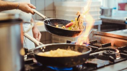 Ofrecen empleo en Estados Unidos con sueldos desde 2 mil dólares a personas que hablen español: cómo aplicar